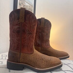 Men’s New, In-box Ariat Ridgeback cowboy boots - Tan & Rust